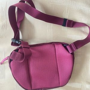 1.5L bag that carries on the waist or over the shoulder.